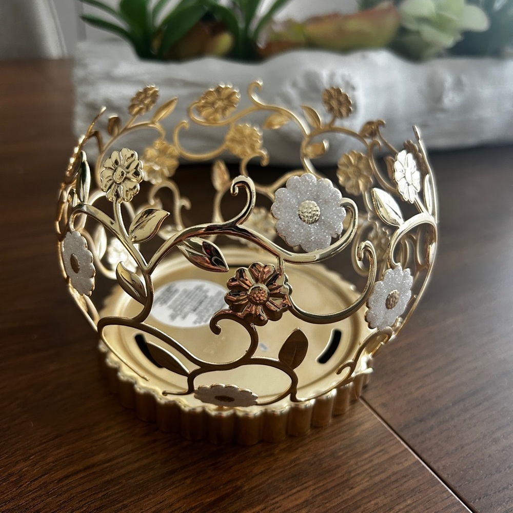 Bath & Body Works Candle Holder Round Gold White Metal Daisy Floral Flowers Flor